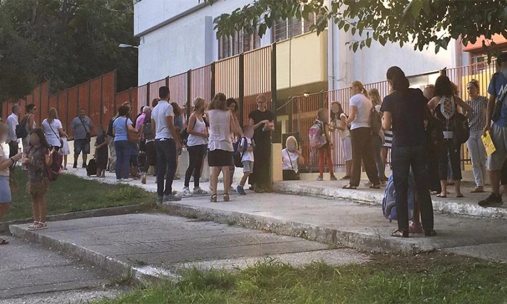 Χτύπησε το πρώτο κουδούνι στα σχολεία- Με μάσκες οι μαθητές στον αγιασμό